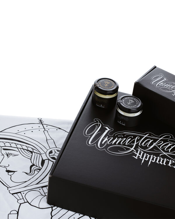Unmistakable - CVLT Box - Schwarze Box mit zwei Tattoopflegeprodukten im Glas und einem T-Shirt