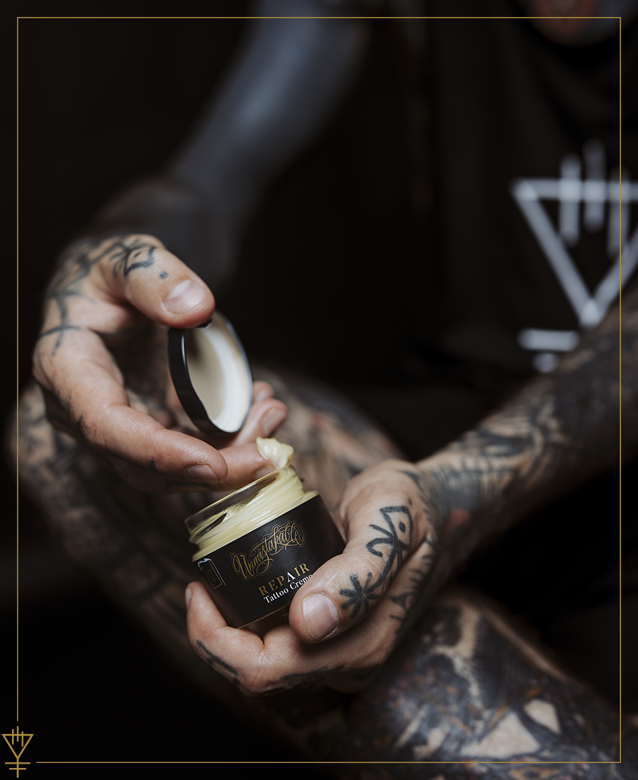 Vegane Premium Tattoopflege von Unmistakable × CVLT ×