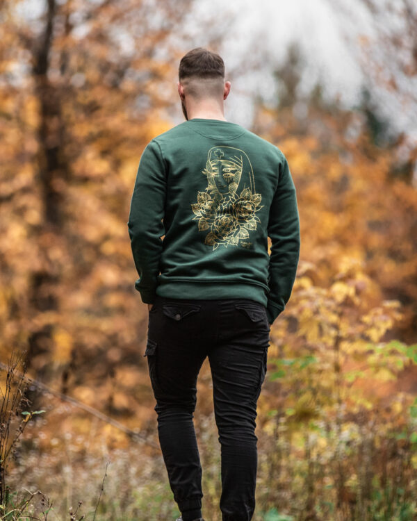 Unmistakable - Pullover Malik x kleinwort - Junger Mann von hinten fotografiert in Wald