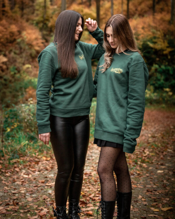 Unmistakable - Pullover Malik x kleinwort - Zwei junge Frauen reden