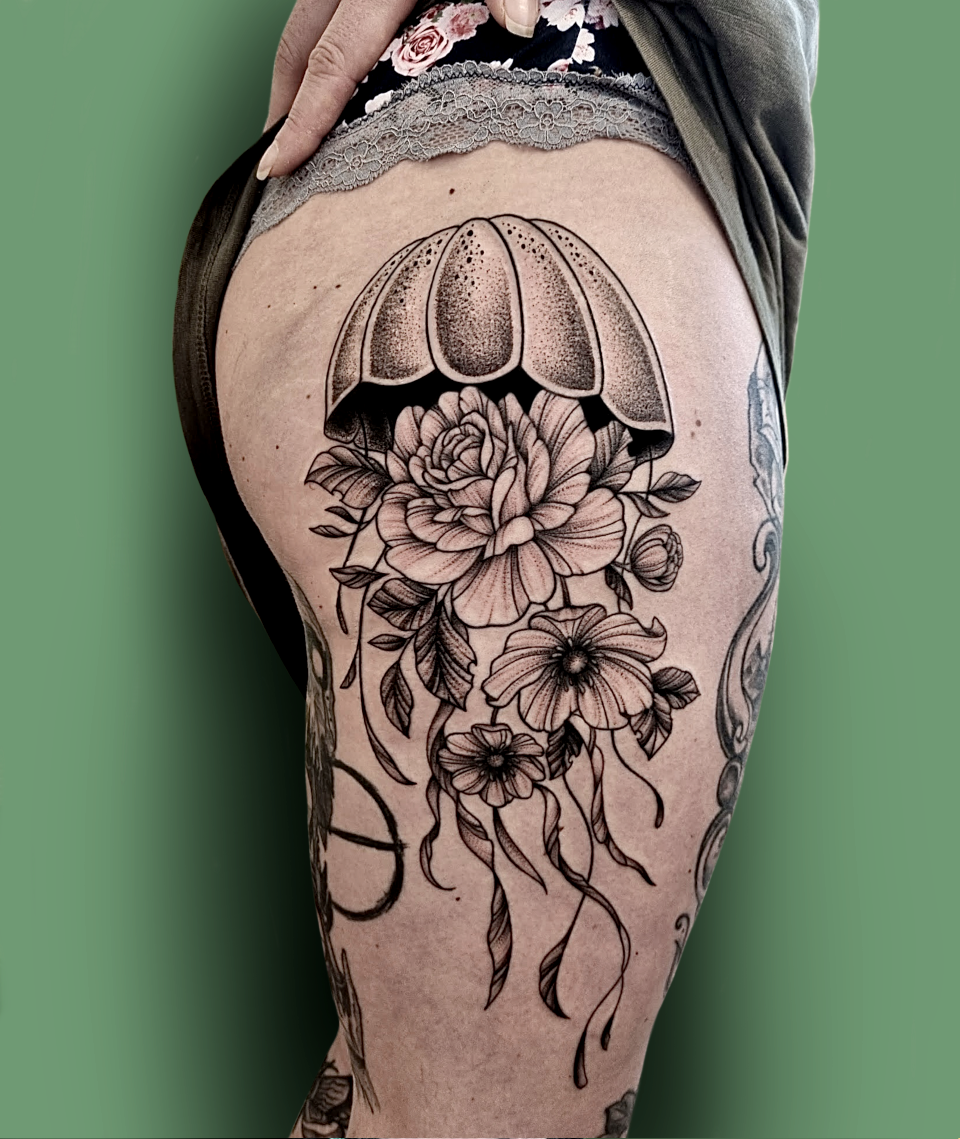 Unmistakable - Ambassadors and Artists - Tania Zernik - Tattoo einer Qualle mit Rose auf Oberschenkel und Gesäß