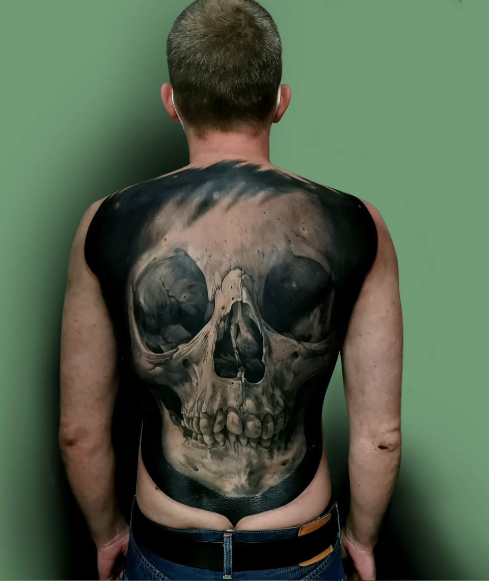 Unmistakable - Ambassadors and Artists - Benjamin Fikus Taus - Tattoo eines Totenschädels über ganzen Rücken