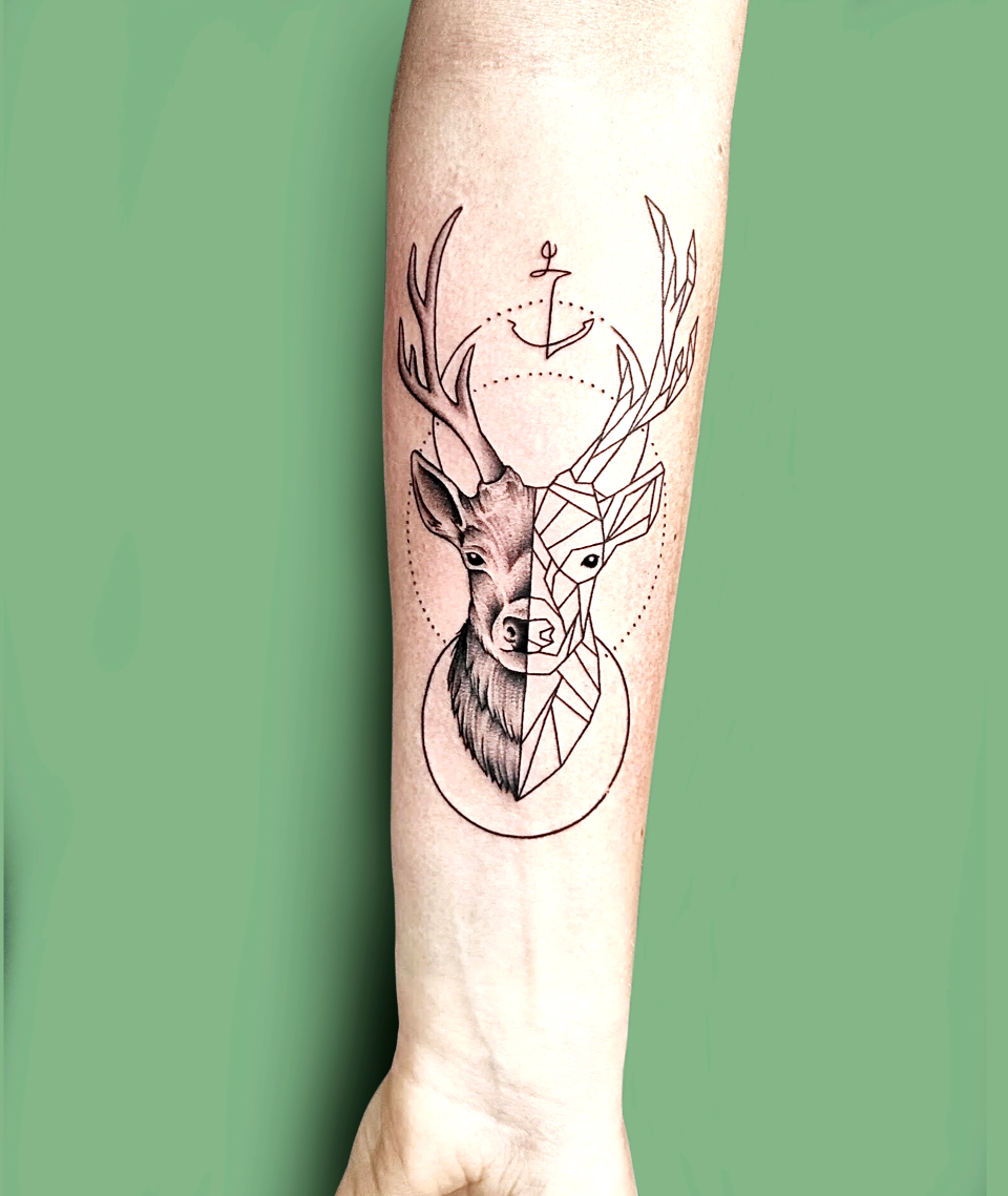 Unmistakable - Ambassadors and Artists - Tania Zernik - Tattoo eines Hirsches auf Unterarm