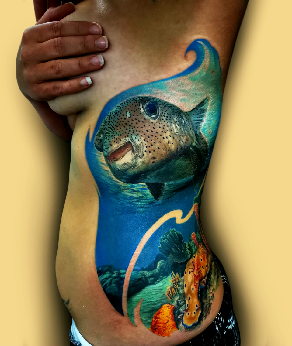 Unmistakable - Ambassadors and Artists - Benjamin Fikus Taus - Tattoo einer Unterwasserwelt an Körperseite