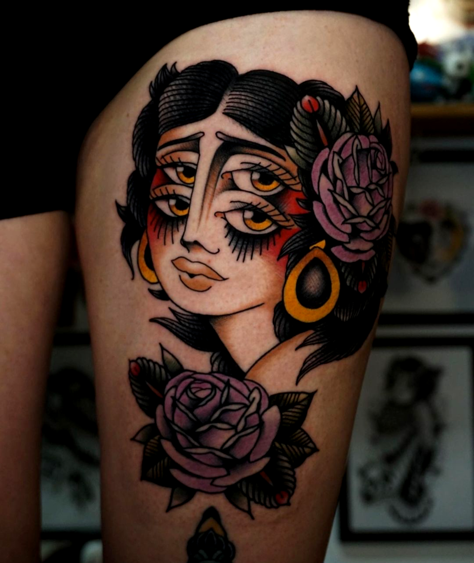 Unmistakable - Ambassadors and Artists - Malik Kleinwort - Tattoo einer Frau mit 4 Augen und einer Rose im Haar auf Oberschenkel