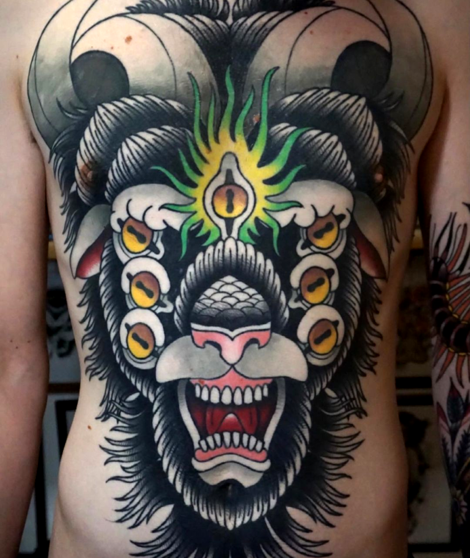 Unmistakable - Ambassadors and Artists - Malik Kleinwort - Tattoo eines Ziegenkopfes mit 6 Augen über den gesamten vorderen Oberkörper
