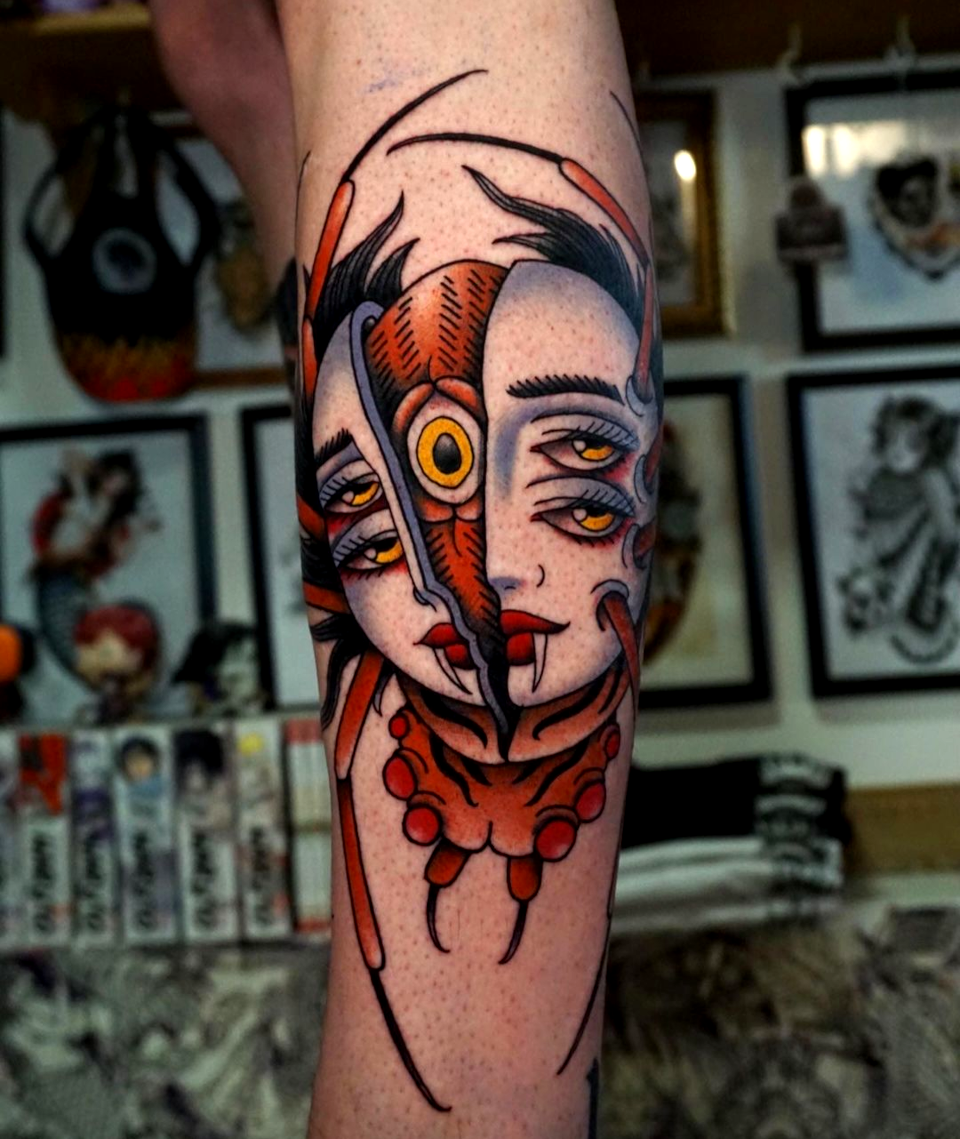 Unmistakable - Ambassadors and Artists - Malik Kleinwort - Tattoo einer Spinne, die eine Maske als Oberkörper hat