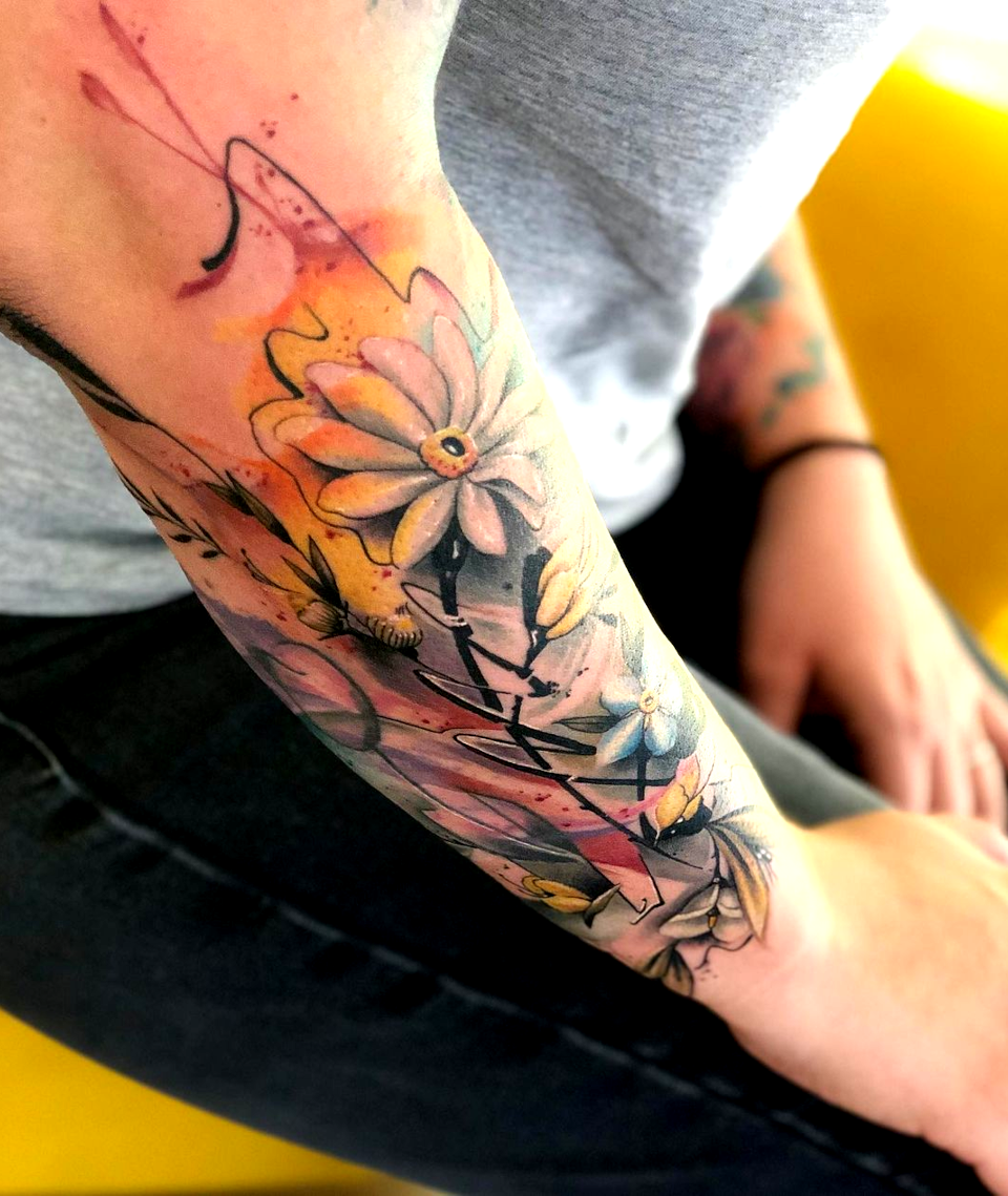 Unmistakable - Ambassadors and Artists - Michael Potzinger - Tattoo einer abstrakten Blume auf dem Unterarm
