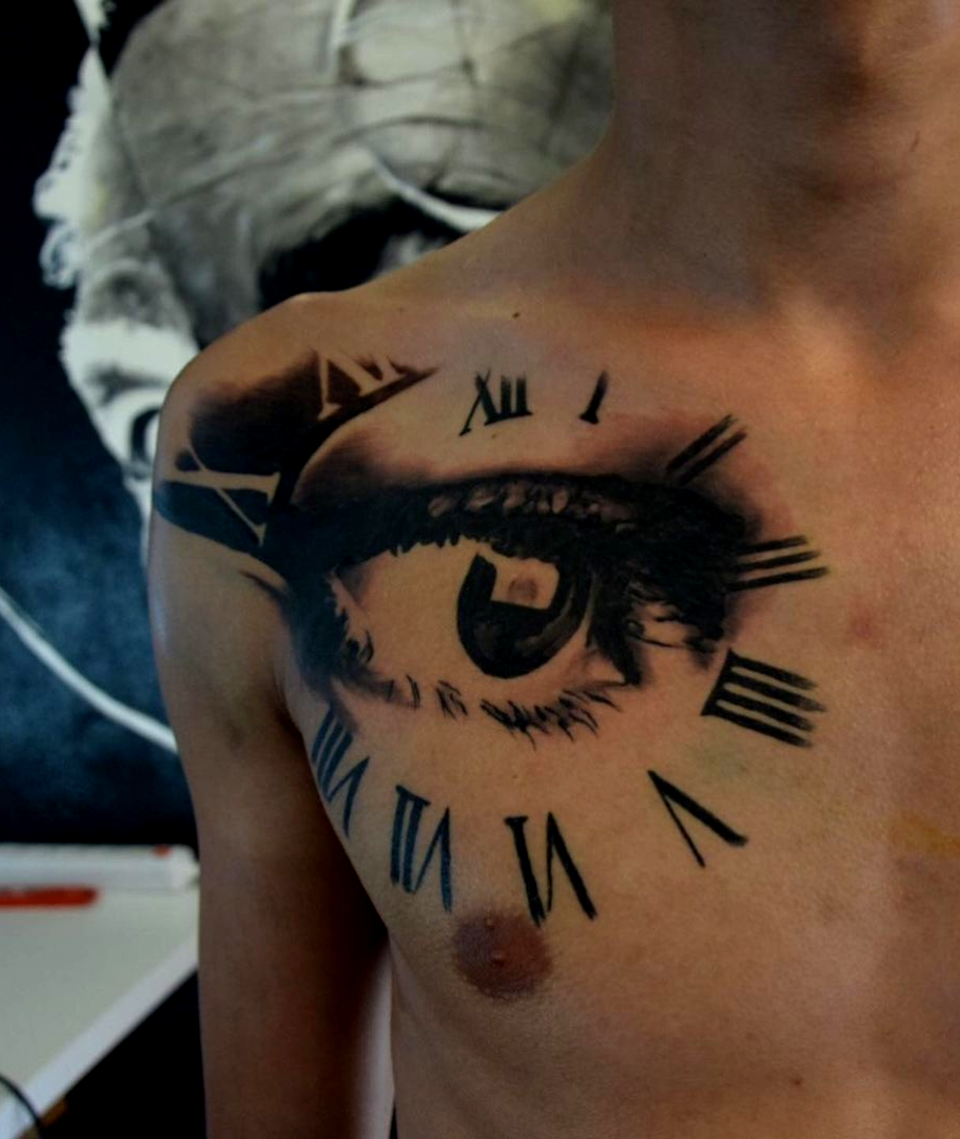 Unmistakable - Ambassadors and Artists - Moerlin 13 - Tattoo eines Auges in einer Uhr auf Brust