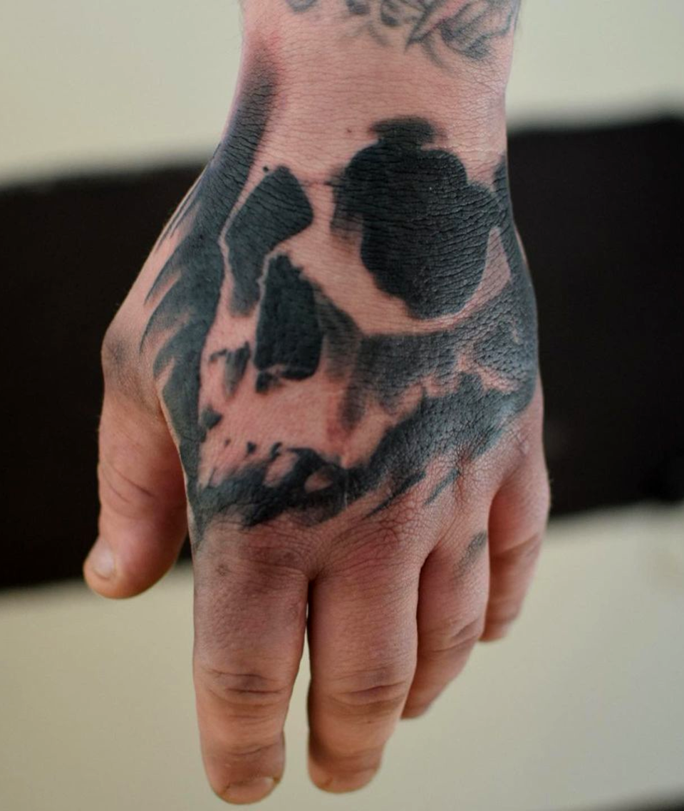 Unmistakable - Ambassadors and Artists - Moerlin 13 - Tattoo eines Totenkopfes auf Handrücken