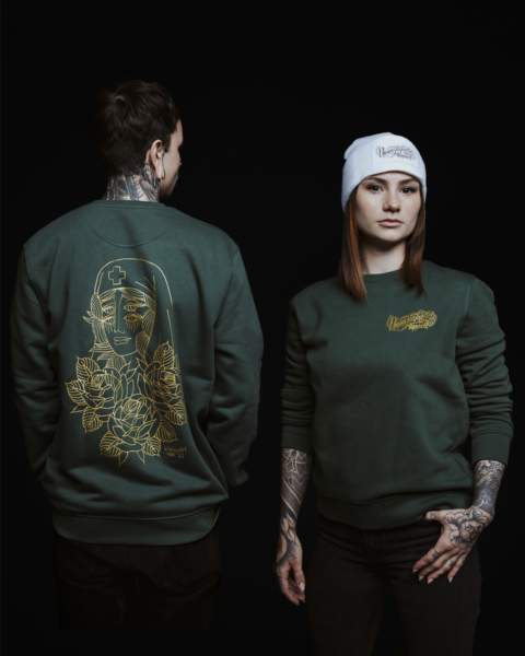 Unmistakable - Winter Wilderness Box Basic Green - Mann und Frau in grünem Pulli mit Tattoos