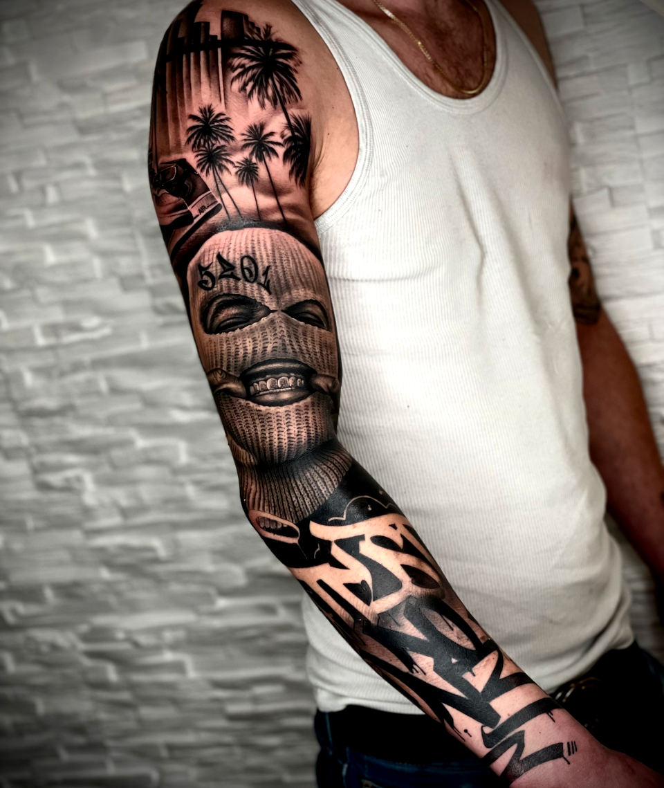 Unmistakable - Ambassadors and Artists - Flawlezz Ink - Tattoo eines Gangsters mit Skimaske