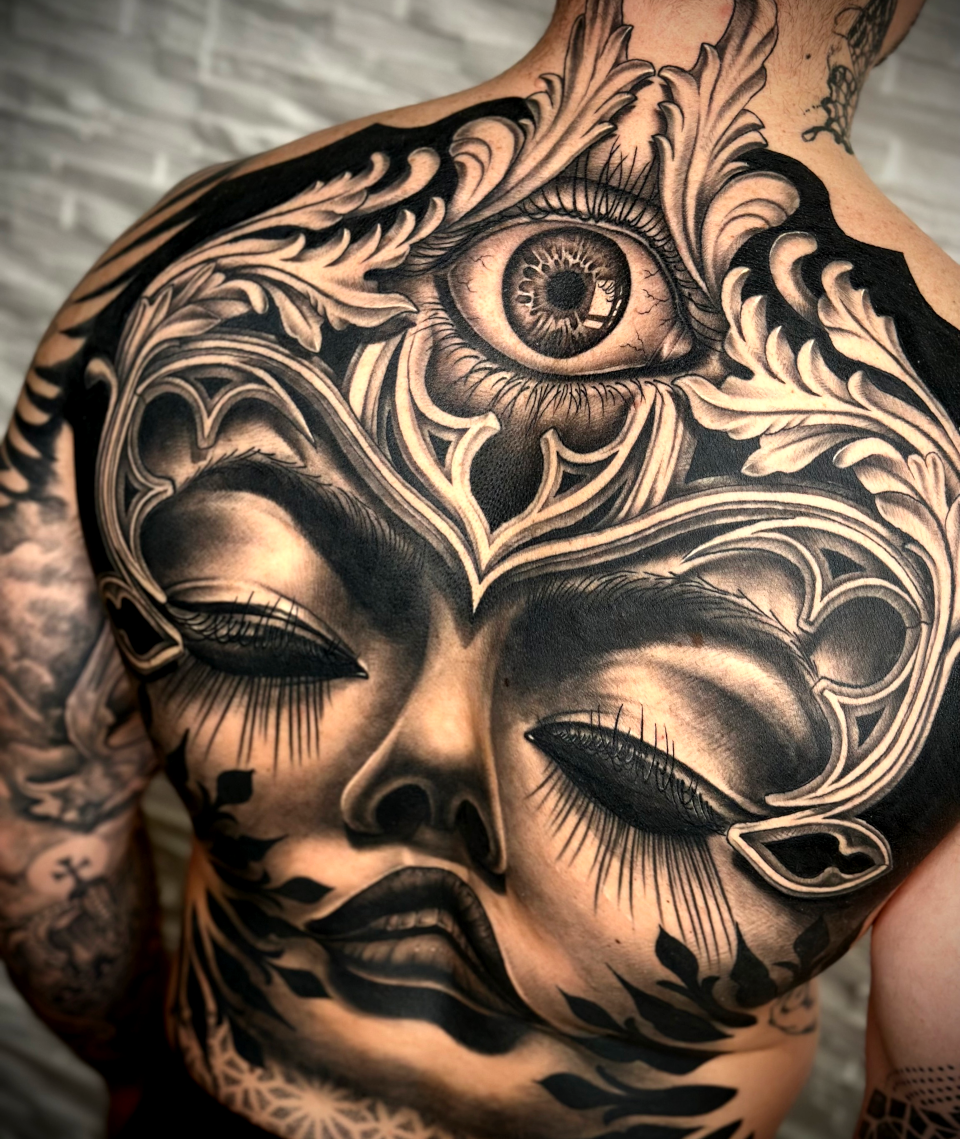 Unmistakable - Ambassadors and Artists - Flawlezz Ink - Tattoo eines großen Frauengesichtes über ganzen Rücken