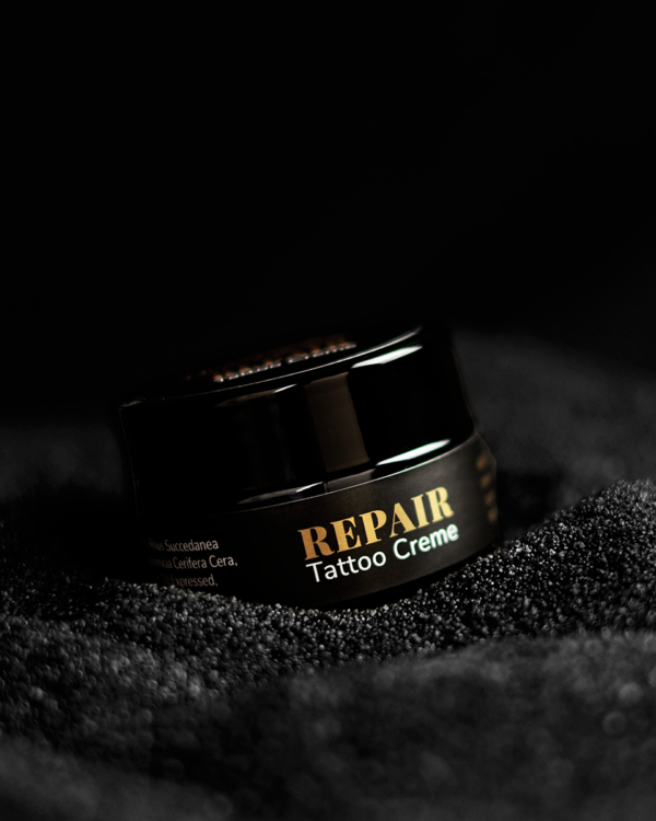Unmistakable - Vegane Premium Tattoopflege - Repair Tattoo Cream 20ml Glas auf schwarzem Sand