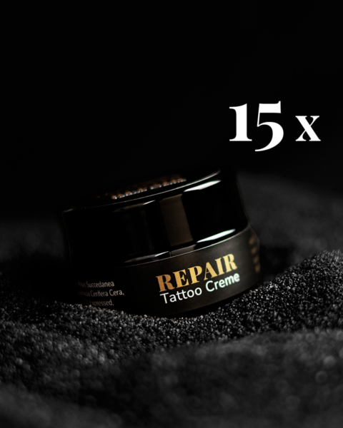 Unmistakable - Vegane Premium Tattoopflege - Repair Tattoo Cream 15er Pack Glas auf schwarzem Sand mit Aufschrift 15 x