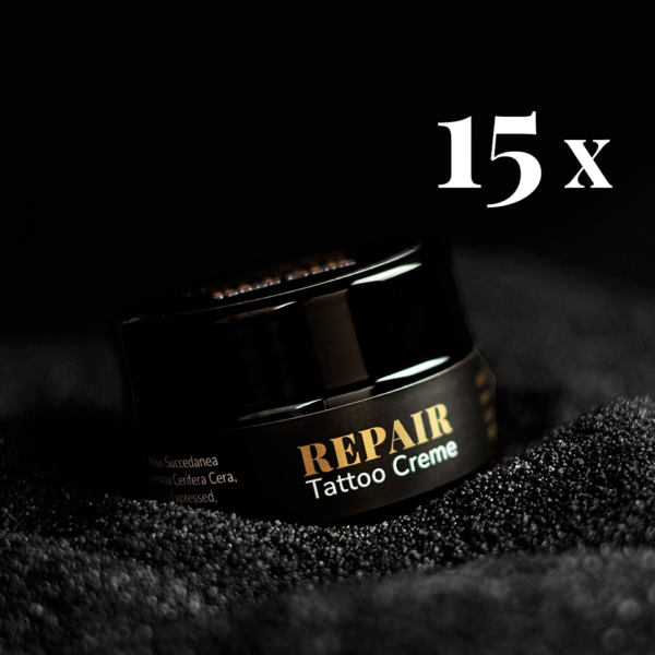 Unmistakable - Vegane Premium Tattoopflege - Repair Tattoo Cream 15er Pack Glas auf schwarzem Sand mit Aufschrift 15 x