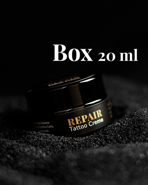 Unmistakable - Vegane Premium Tattoopflege - Repair Tattoo Creme Glas auf schwarzem Sand mit Aufschrift Box 20 ml