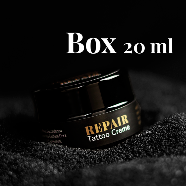 Unmistakable - Vegane Premium Tattoopflege - Repair Tattoo Creme Glas auf schwarzem Sand mit Aufschrift Box 20 ml